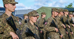 Zemessargu pamatapmācības nometnē poligonā "Mežaine". Zemessargu pamatapmācības nometnē poligonā "Mežaine".