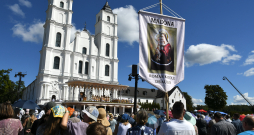 Svētceļnieki piedalās Vissvētākās Jaunavas Marijas Debesīs uzņemšanas svētkos Aglonā. Svētceļnieki piedalās Vissvētākās Jaunavas Marijas Debesīs uzņemšanas svētkos Aglonā.