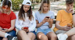 Bērni skatās telefonā. Ilustratīvs attēls. Bērni skatās telefonā. Ilustratīvs attēls.