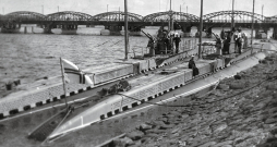 Kara flotes zemūdenes Spīdola un Ronis Daugavā. Rīga, 1930. gadi. Kara flotes zemūdenes Spīdola un Ronis Daugavā. Rīga, 1930. gadi.