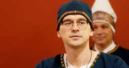 "Austošās saules Latvijai" vadītājs Raivis Zeltīts uz vēlēšanu sarakstu numuru izlozēšanu bija ieradies, tērpies 13. gadsimta arheoloģiskajā tautastērpā. "Austošās saules Latvijai" vadītājs Raivis Zeltīts uz vēlēšanu sarakstu numuru izlozēšanu bija ieradies, tērpies 13. gadsimta arheoloģiskajā tautastērpā.