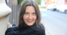Amanda Ziemele: "Man pašai šie darbi šķiet tādi kā ceļotāji, klejotāji, kam uz brīdi bijusi iespēja apmesties pilī." Amanda Ziemele: "Man pašai šie darbi šķiet tādi kā ceļotāji, klejotāji, kam uz brīdi bijusi iespēja apmesties pilī."