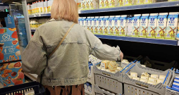 Piens ir viens no tiem produktiem, kam līdz ar pagaidu samazinātā PVN piemērošanu pirmajā mēnesī samazinājusies cena arī lielākajā daļā veikalu. Piens ir viens no tiem produktiem, kam līdz ar pagaidu samazinātā PVN piemērošanu pirmajā mēnesī samazinājusies cena arī lielākajā daļā veikalu.