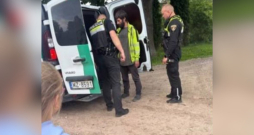 Pašvaldības policija un vīrietis. Pašvaldības policija un vīrietis.