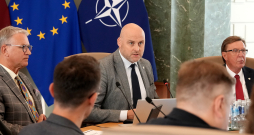 Kultūras ministrs Nauris Puntulis (no kreisās), Ministru prezidents Andris Kulbergs un finanšu ministrs Māris Kučinskis tikšanās laikā ar nevalstisko organizāciju (NVO) pārstāvjiem Ministru kabinetā, lai pārrunātu jautājumus, kas saistīti ar šo organizāciju darbību Latvijā, kā arī iepazītos ar NVO finansēšanas principiem valsts pārvaldē. Kultūras ministrs Nauris Puntulis (no kreisās), Ministru prezidents Andris Kulbergs un finanšu ministrs Māris Kučinskis tikšanās laikā ar nevalstisko organizāciju (NVO) pārstāvjiem Ministru kabinetā, lai pārrunātu jautājumus, kas saistīti ar šo organizāciju darbību Latvijā, kā arī iepazītos ar NVO finansēšanas principiem valsts pārvaldē.