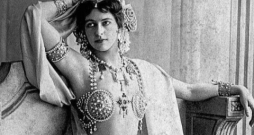 Mata Hari (1876–1917). Mata Hari (1876–1917).