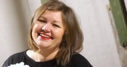 Režisore Liena Šmukste: "Televizorā valdības tantes, onkuļi un tie, kuri grib tikt politikā, teic ko vienu, taču visapkārt es redzu pilnīgi kaut ko citu." Režisore Liena Šmukste: "Televizorā valdības tantes, onkuļi un tie, kuri grib tikt politikā, teic ko vienu, taču visapkārt es redzu pilnīgi kaut ko citu."
