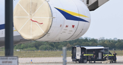 Eksperti strādā vietā, kur šonedēļ Vācijas Leipcigas/Halles lidostas teritorijā pie Ukrainas transportlidmašīnas tika atrasts drons ar neaktivizētu spridzekli. Eksperti strādā vietā, kur šonedēļ Vācijas Leipcigas/Halles lidostas teritorijā pie Ukrainas transportlidmašīnas tika atrasts drons ar neaktivizētu spridzekli.