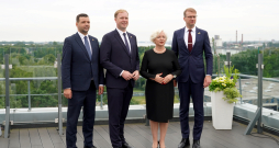 Zaļo un Zemnieku savienībs (ZZS) kandidātu sarakstu līderi - labklājības ministrs Reinis Uzulnieks (no kreisās), premjera amata kandidāts, ekonomikas ministrs Viktors Valainis, Vidzemes saraksta līdere, Saeimas priekšsēdētāja Daiga Mieriņa un Latgales saraksta līderis, Saeimas deputāts Kaspars Melnis piedalās pasākumā, kura laikā ZZS iepazīstina ar programmu un sarakstu līderiem 15.Saeimas vēlēšanām. Zaļo un Zemnieku savienībs (ZZS) kandidātu sarakstu līderi - labklājības ministrs Reinis Uzulnieks (no kreisās), premjera amata kandidāts, ekonomikas ministrs Viktors Valainis, Vidzemes saraksta līdere, Saeimas priekšsēdētāja Daiga Mieriņa un Latgales saraksta līderis, Saeimas deputāts Kaspars Melnis piedalās pasākumā, kura laikā ZZS iepazīstina ar programmu un sarakstu līderiem 15.Saeimas vēlēšanām.