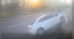 Rīgā autovadītāja sabojā dzelzceļa pārbrauktuves aprīkojumu. Rīgā autovadītāja sabojā dzelzceļa pārbrauktuves aprīkojumu.