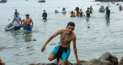 Migranti mēģina pa jūru sasniegt Spānijas anklāvu Seutu, ko ieskauj Marokas teritorija. Migranti mēģina pa jūru sasniegt Spānijas anklāvu Seutu, ko ieskauj Marokas teritorija.