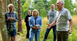 Aleksandrs Latkovskis: "Pirms trīsdesmit gadiem šeit bija aizaugušas ganības. Tagad aug skaists mežs. Baltalksni esmu nomainījis ar egli un melnalksni." Aleksandrs Latkovskis: "Pirms trīsdesmit gadiem šeit bija aizaugušas ganības. Tagad aug skaists mežs. Baltalksni esmu nomainījis ar egli un melnalksni."