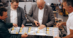 Sociālajos tīklos vēstot par "Apvienotā saraksta" vizīti Kurzemē, tostarp uzņēmumā "Liepājas papīrs", publicēta arī fotogrāfija, kurā redzams premjers Andris Kulbergs ar partijas aģitācijas materiāliem. Sociālajos tīklos vēstot par "Apvienotā saraksta" vizīti Kurzemē, tostarp uzņēmumā "Liepājas papīrs", publicēta arī fotogrāfija, kurā redzams premjers Andris Kulbergs ar partijas aģitācijas materiāliem.